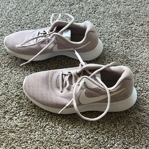 EUC Nike Tanjun Particle Rose Pink Running Shoes sneakers Mesh Front Size 6.5